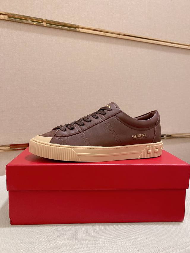 工厂价: 高品质 新款 华伦天奴 Valentino 款新品抢先发售鞋面:意大利进口胎牛皮 官网一比一网布内里、乳胶垫脚，奢华升级做工精细，柔软舒适度升级更透气